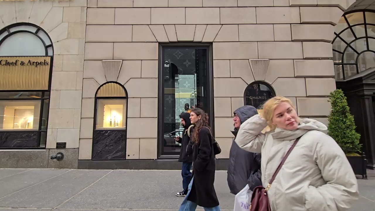 Manhattan, New York | 15:00 | Urban View 052 | Bergdorf Goodman Storefront Window | Fifth Avenue