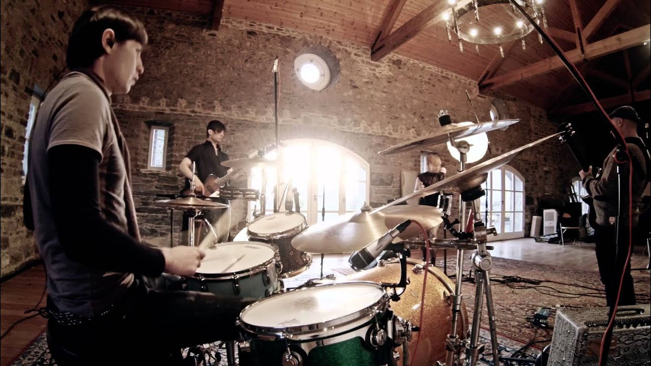 AMORIC - Hurts (Live at Camelot Studios)