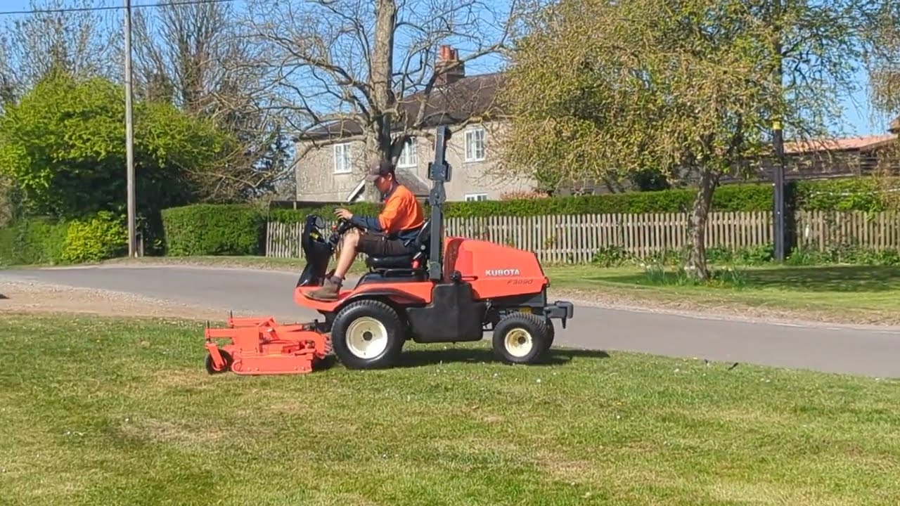 KUBOTA F3890 FRONT DECK MOWER WORKING VIDEO