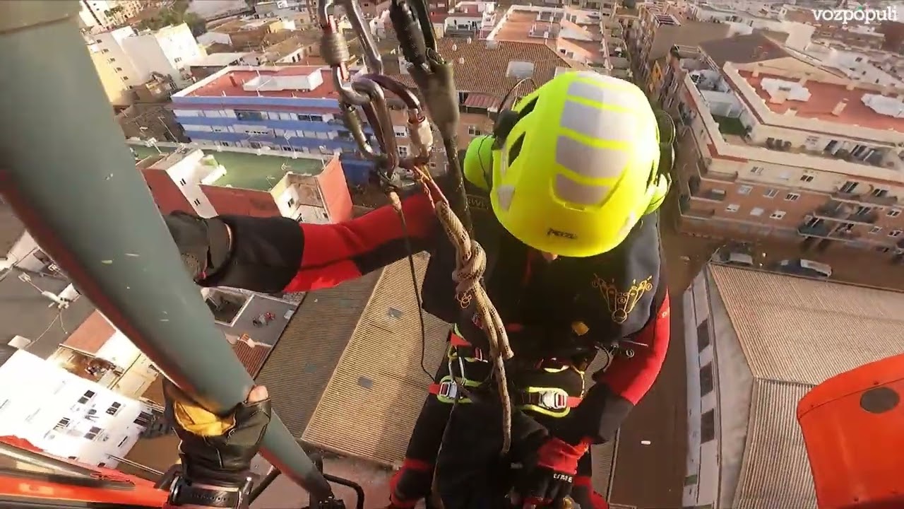 Rescate en helicóptero de dos ancianos atrapados por la DANA