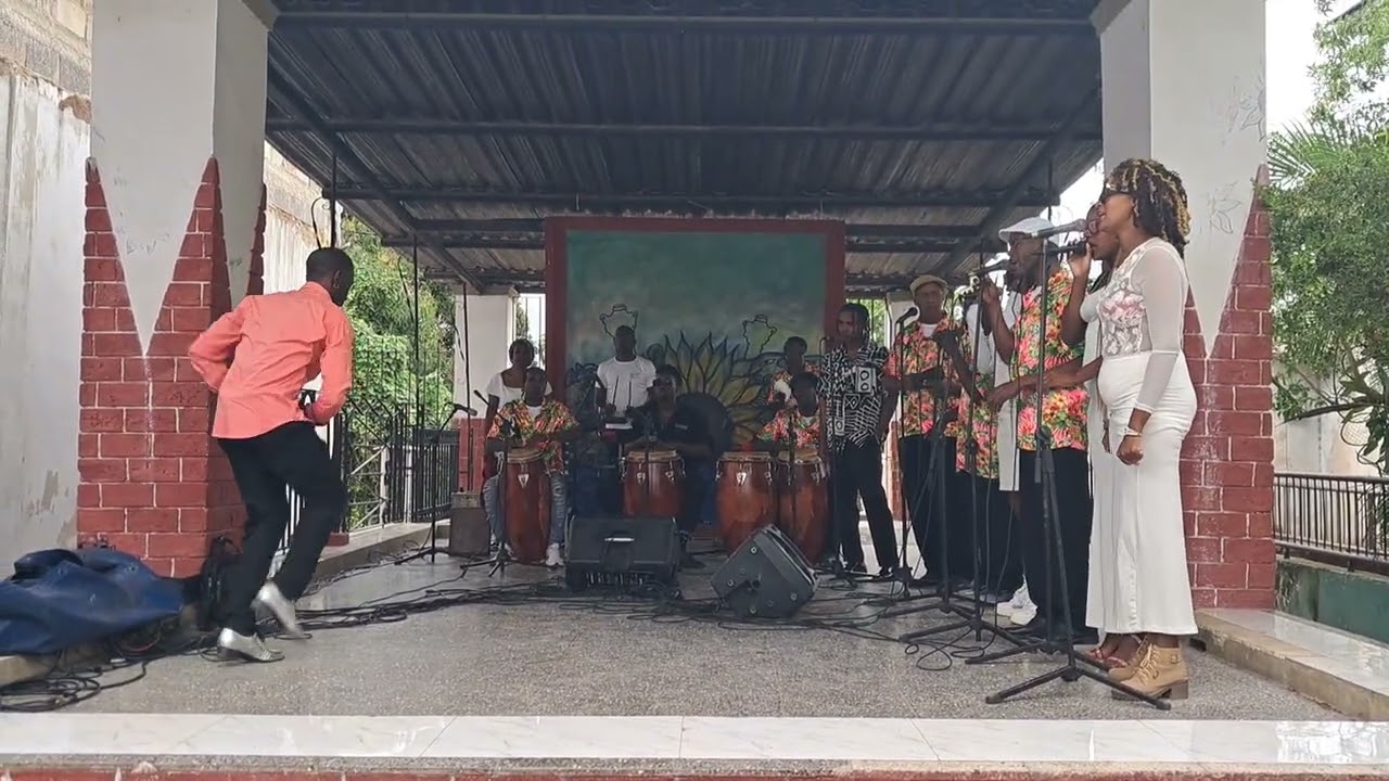 Columbia del Puerto de Cardenas  en el Callejon de las Tradiciones, Matanzas. 