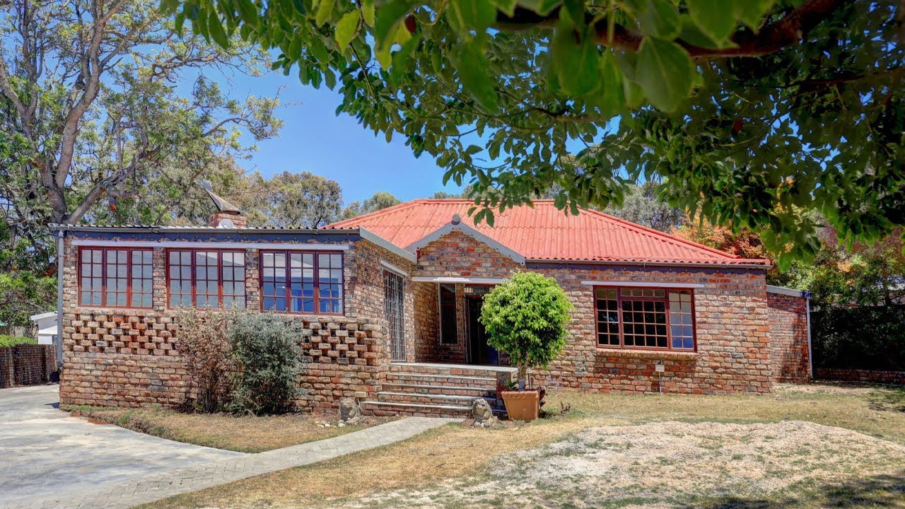 3 Bedroom House for sale in Mossel Bay Central | Pam Golding Properties