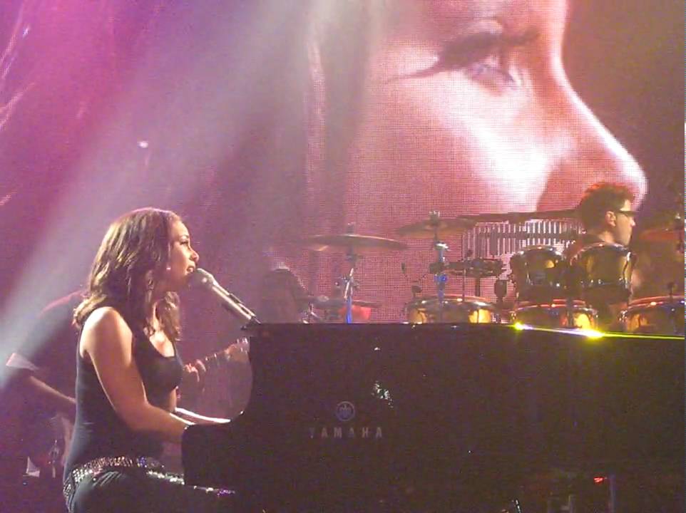 ALICIA KEYS - Distance and Time - Live ! - 12/01/09 - NYC