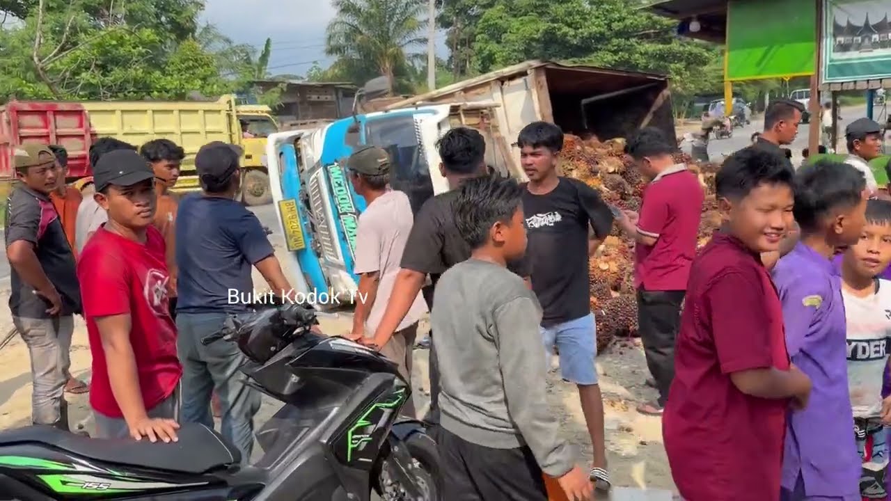Truck Bawa Anak Dan Istri Terguling Saat Menghindari Mobil Yang Nyalip Dari Depan