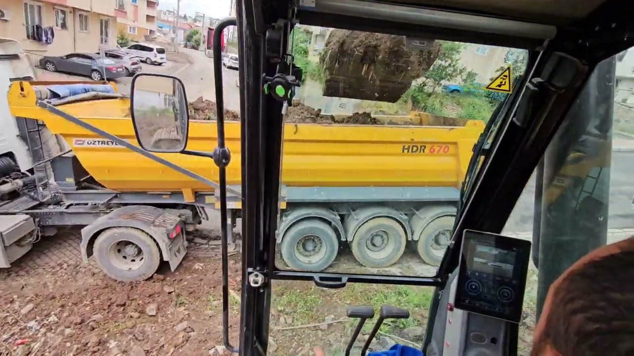 mahalle arası temelimizde tırlar dik ranpada yüklendi temel küçük kutu gibi #excavator