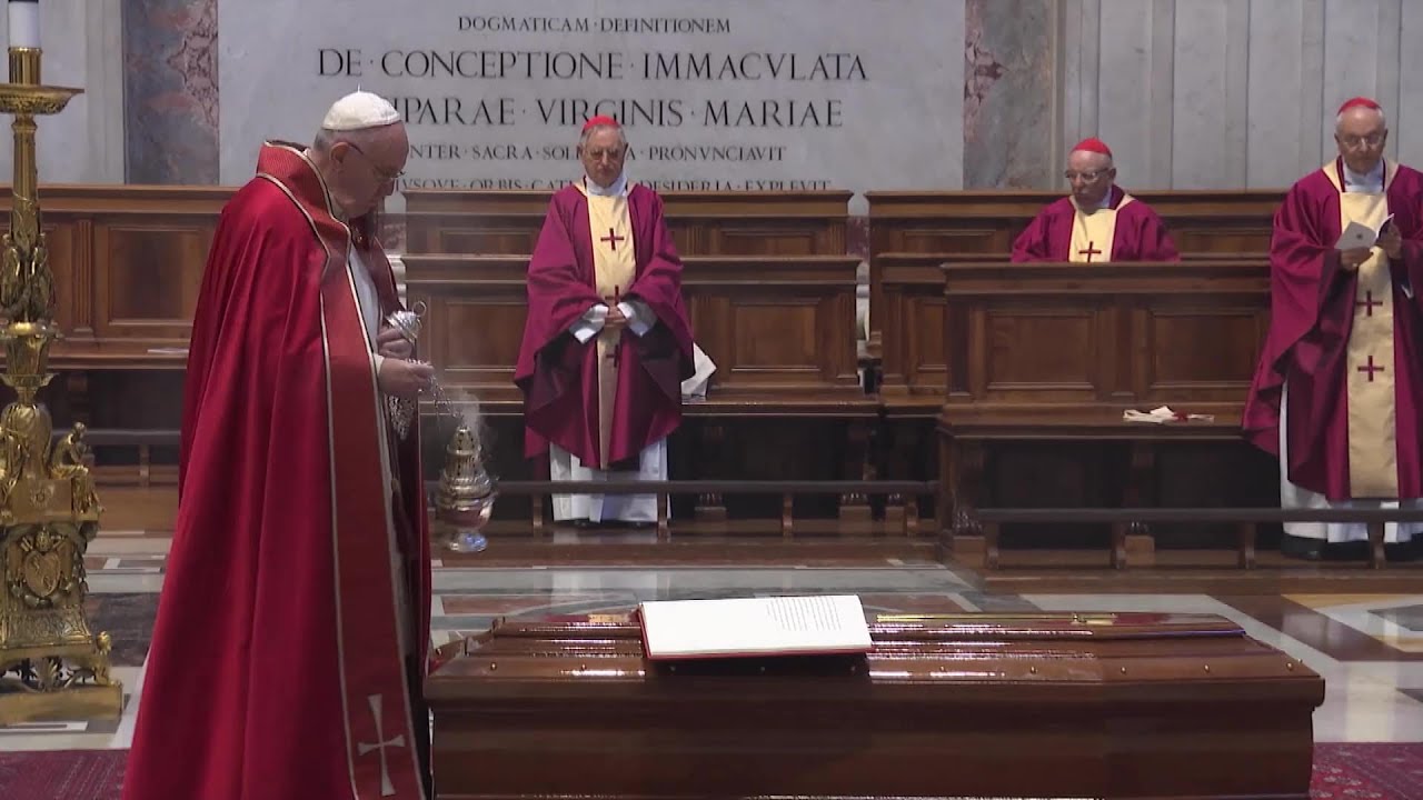 Francisco participa en el funeral del cardenal Grocholewski