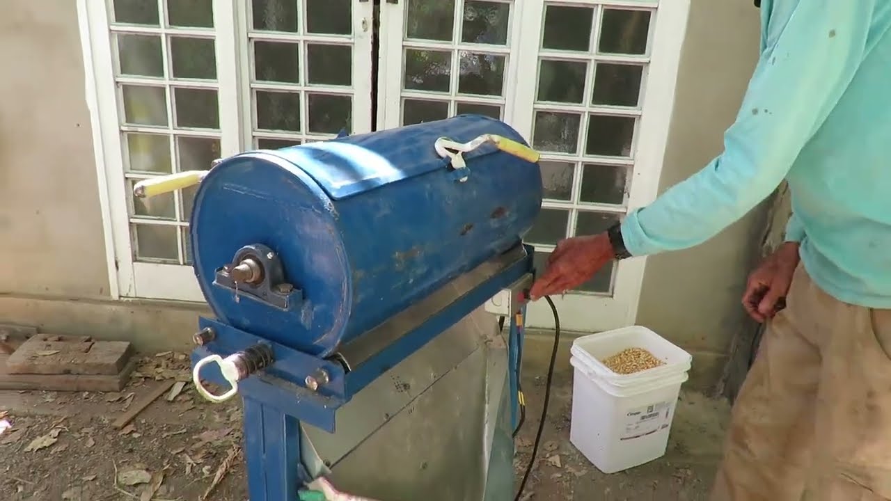 Máquina para tirar a película do milho e do baru.