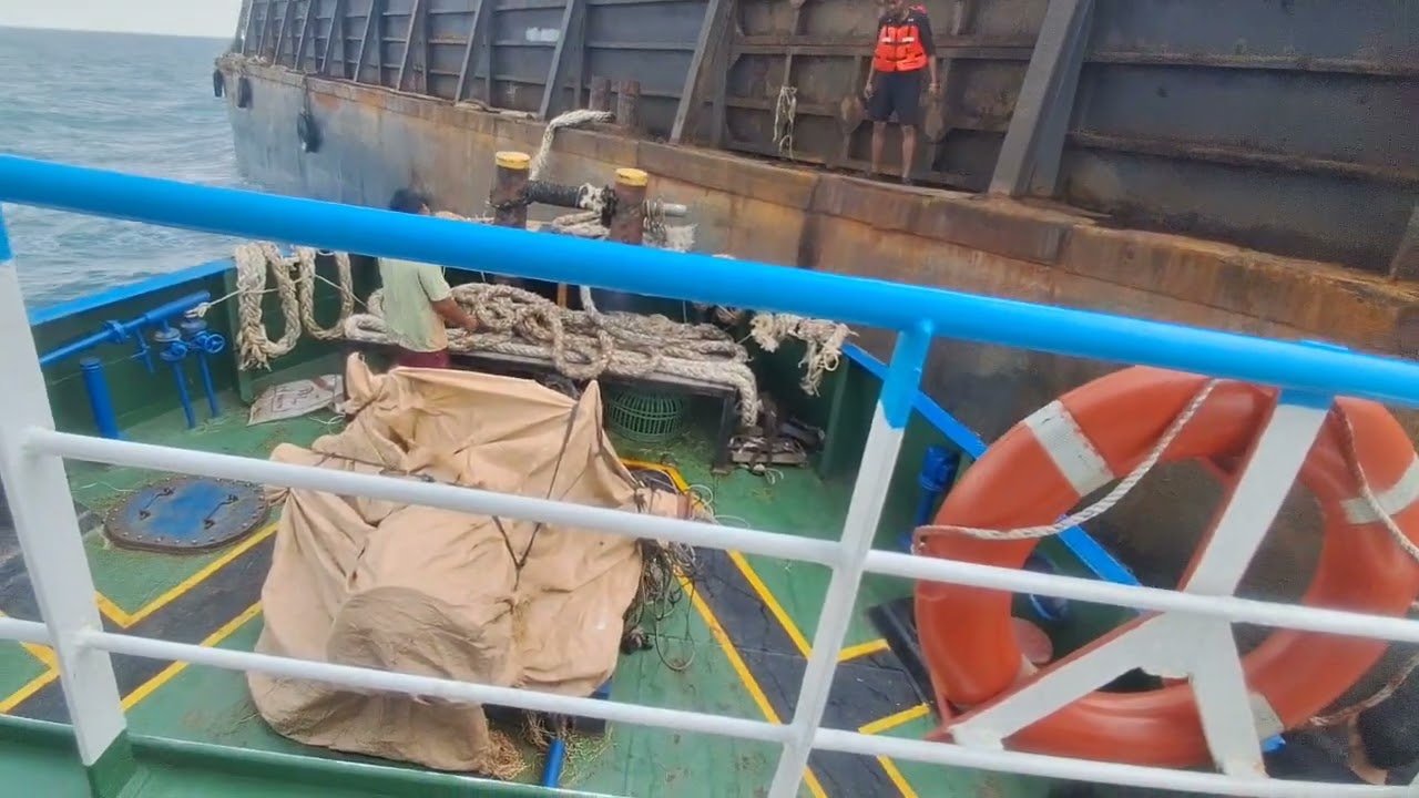 Akhirnya tumpah juga kopi cap kadal buntung #tugboats #batubara #shiptoship #kapalbesi 