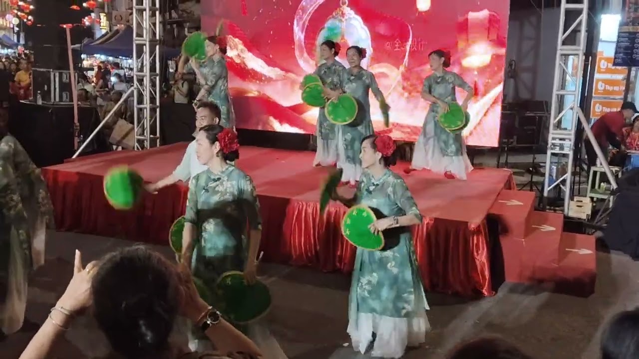 25-檳城廟會,吸引國內外遊客參與,民眾擠滿街道,寸步難行.