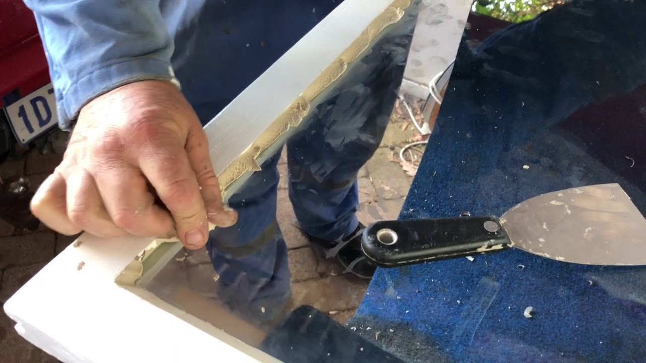 Reglaze a timber window using putty