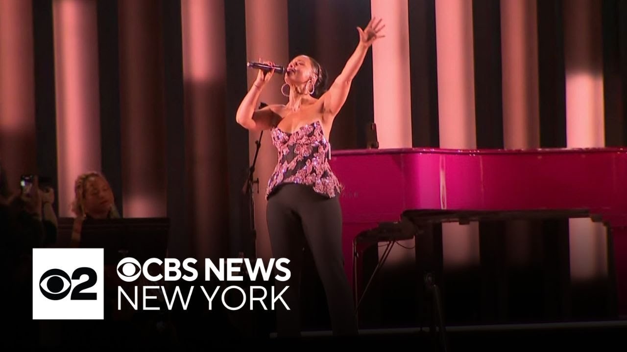 Alicia Keys surprises NYC commuters with concert at Grand Central