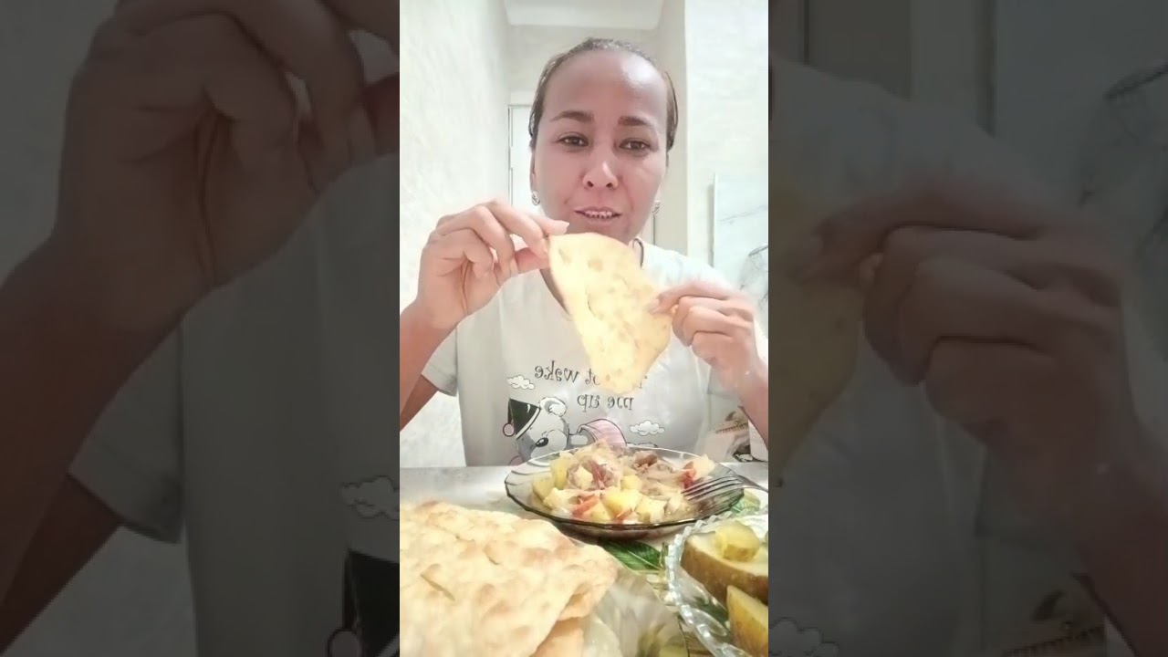 КАПУСТА ТУШЕНАЯ С КАРТОШКОЙ И МЯСОМ. Жареные хрустящие лепешки.