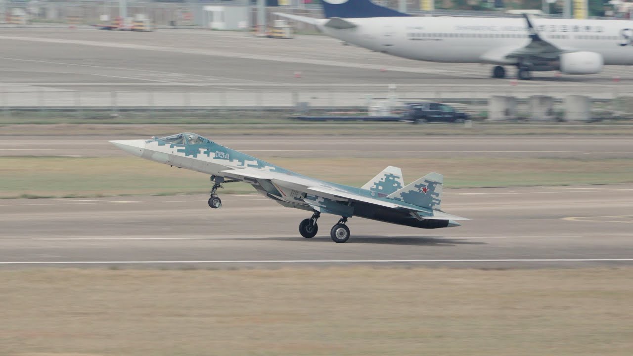 Экстремальная демонстрация полетов Су-57 на авиасалоне в Чжухае 2024 года.