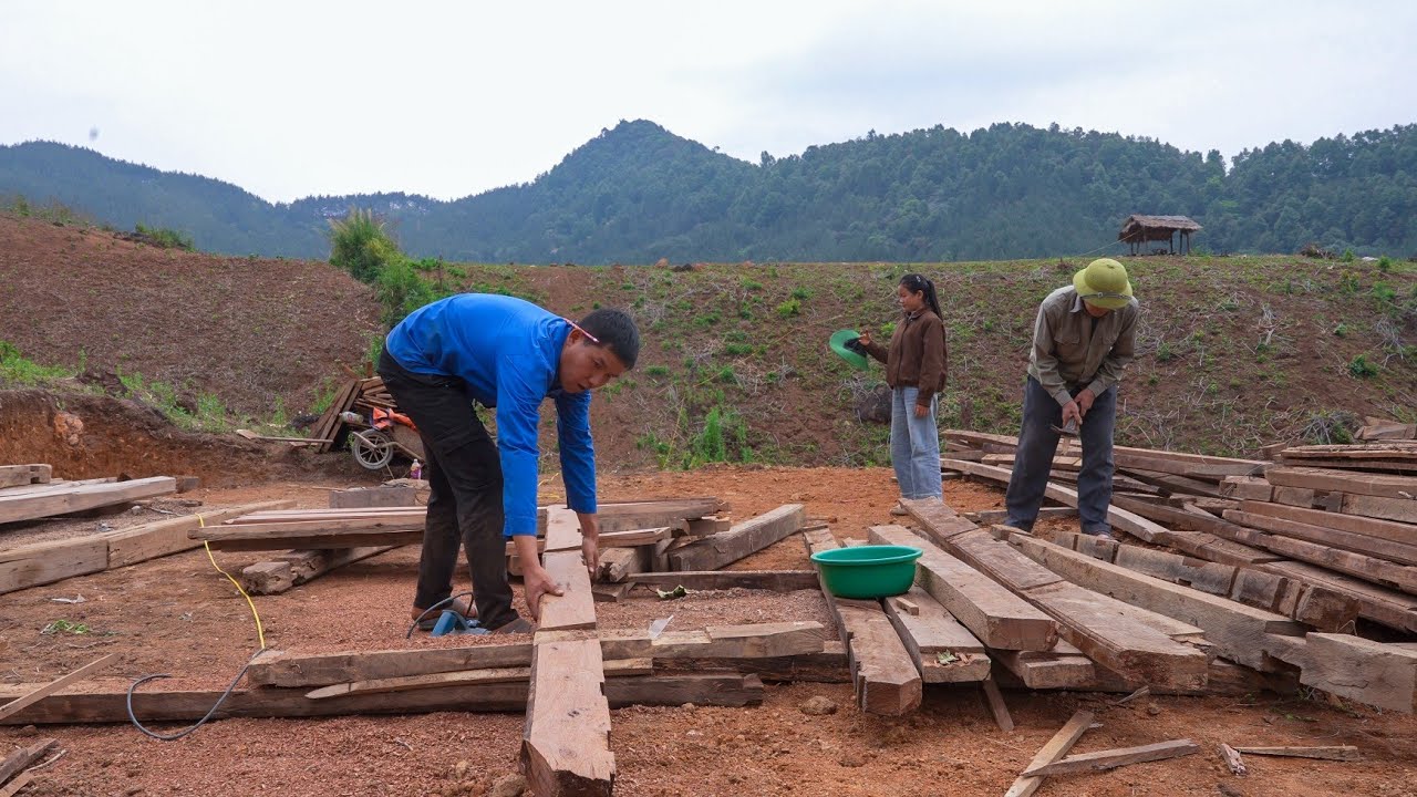 After transporting the wood, we continue planing it to make it look nicer, then feed it to the pigs.