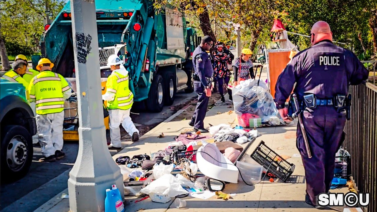 𝗦𝗣𝗘𝗖𝗜𝗔𝗟 𝗘𝗡𝗙𝗢𝗥𝗖𝗘𝗠𝗘𝗡𝗧 𝗭𝗢𝗡𝗘: Police Oversee Homeless Encampment Cleanup by Venice Library