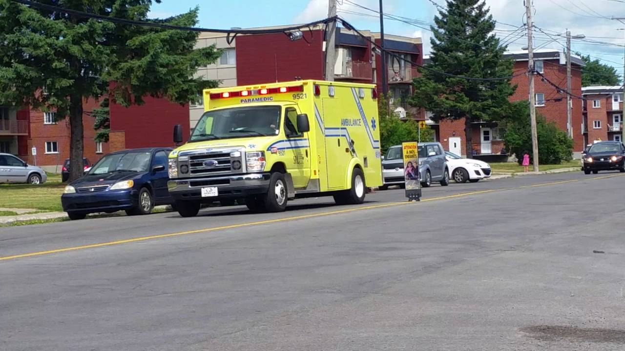 SPLL ambulance 9521 responding in Terrebonne QC