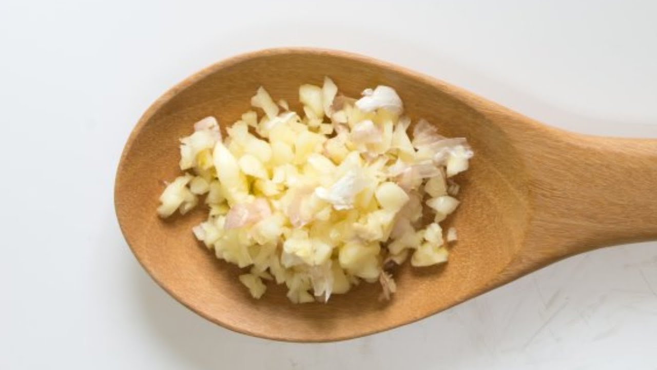 You Should Never Use Minced Garlic From A Jar. Here's Why.