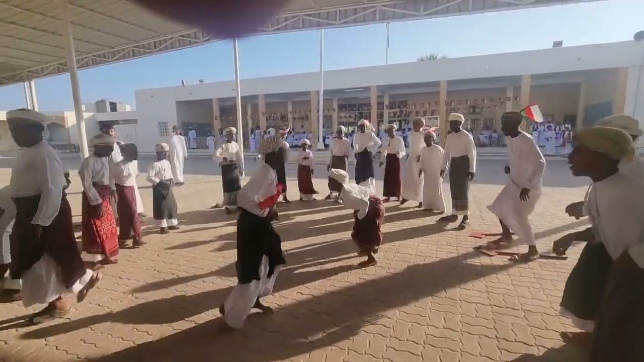 أحتفال مدرسة السلطان سعيد بن تيمور بالعيد الوطني ٥٢(2)