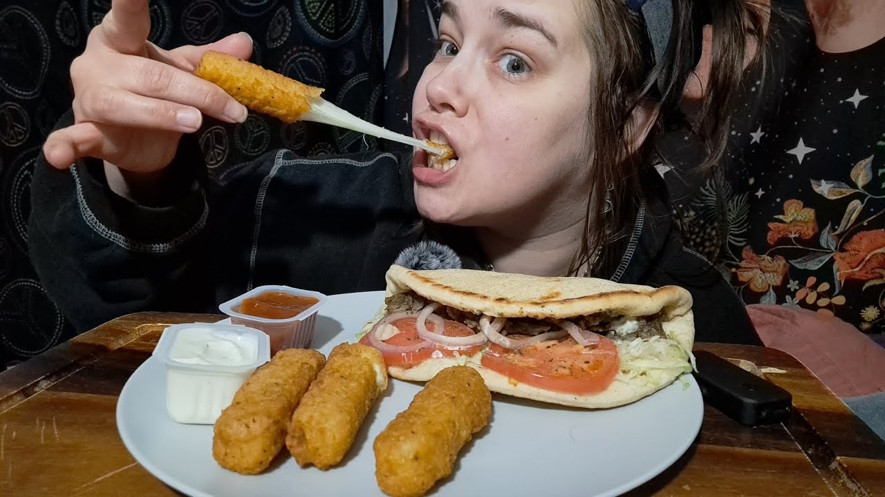 Греческий гирос и палочки моцареллы от Arby's