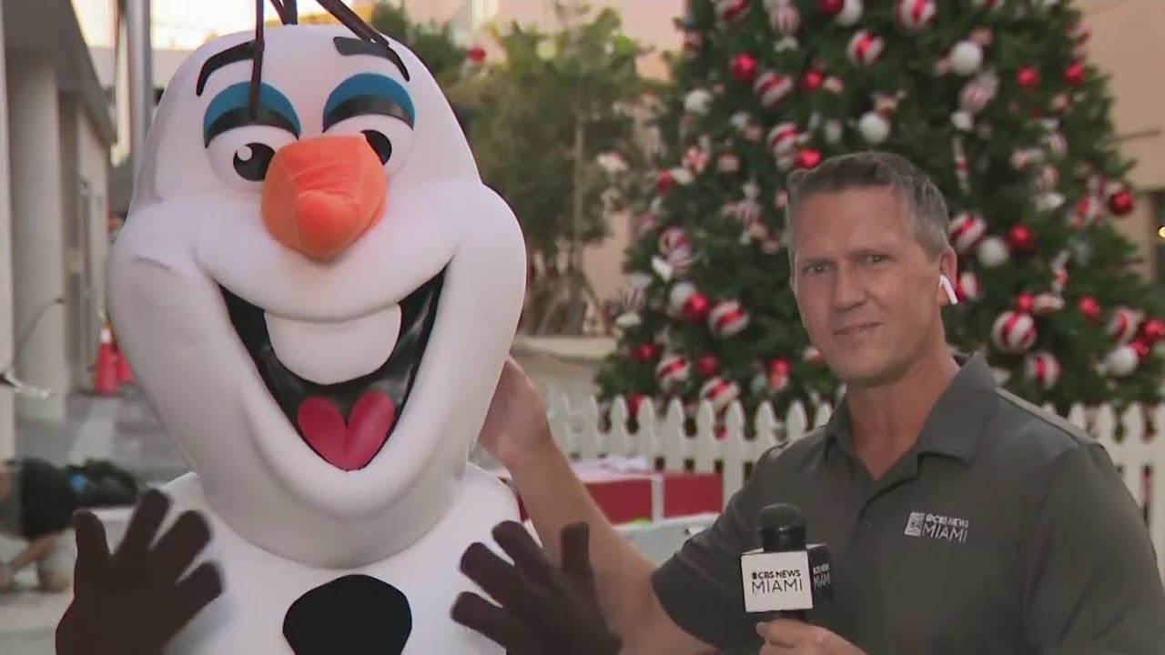 Olaf joins CBS Miami NEXT Weather Meteorologist Dave Warren at Nicklaus Children's tree lighting