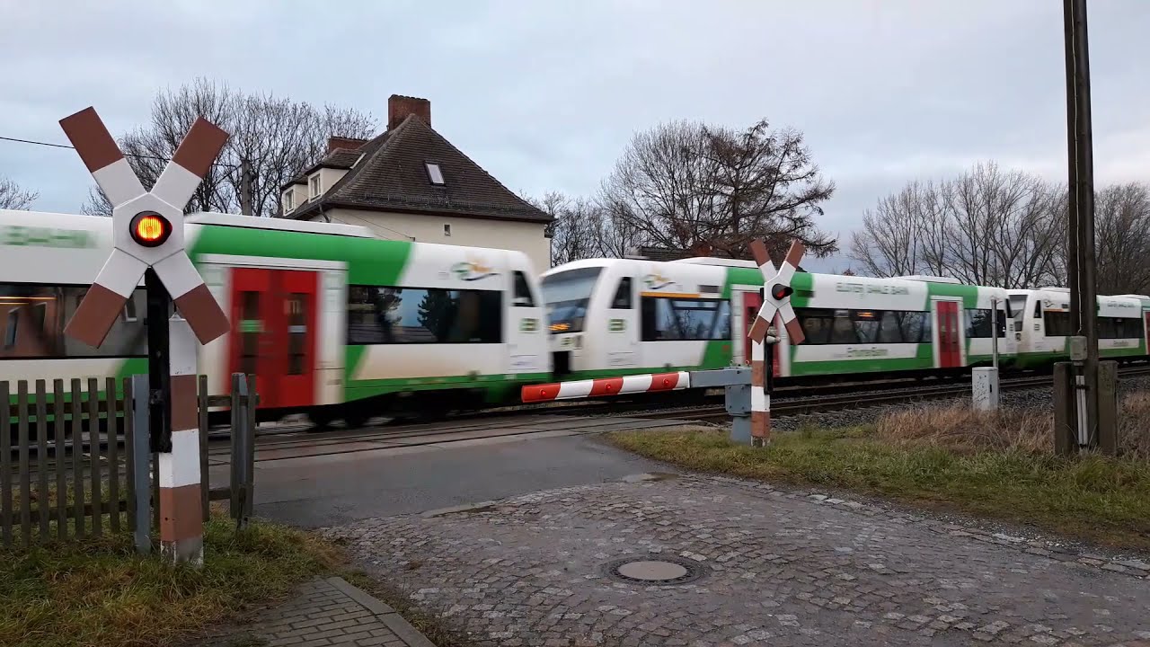 WSSB Halbschranken Bahn&uuml;bergang in Bornitz mit Ludmilla, Gravita, Elster-Saale-Bahn Bahnservice Alex