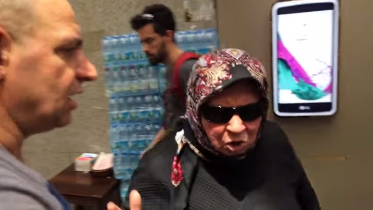 Meşhur Çiğ Köfteci Ali Usta Teyzeden Fırça Yiyor !!! Matrix Teyze