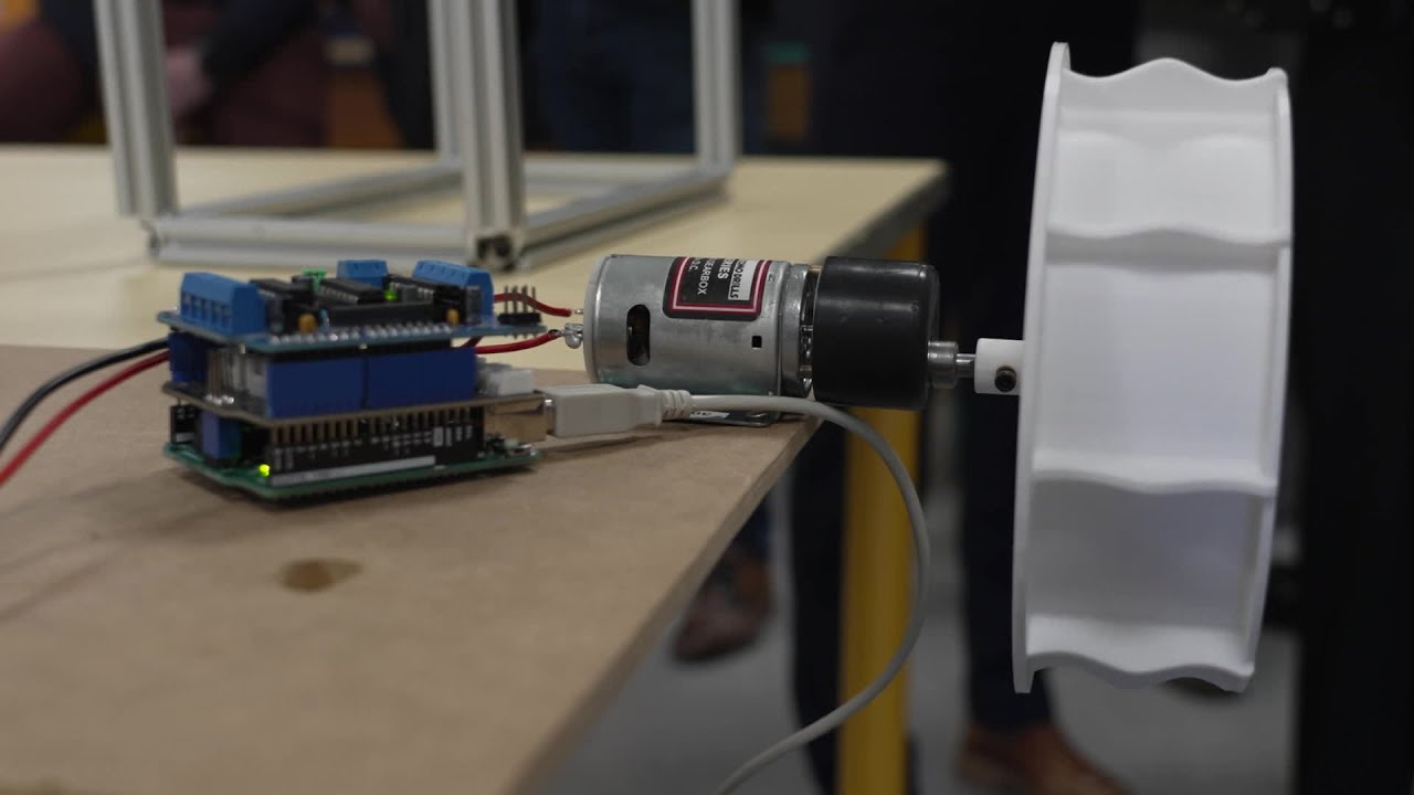Les &eacute;l&egrave;ves du lyc&eacute;e Alexis-Monteil de Rodez travaillent sur une r&eacute;plique de rover, un robot spatial