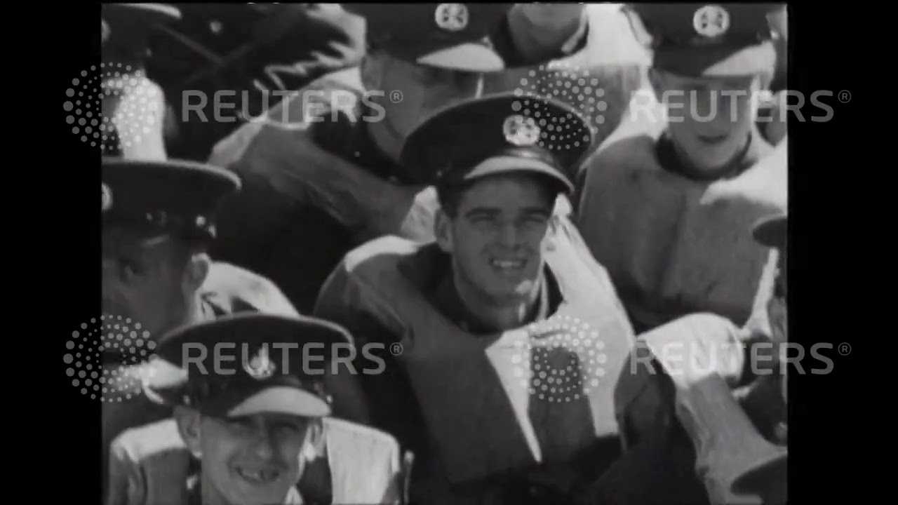 1936 UNITED KINGDOM: DEFENCE/MILITARY - Fifteen hundred men land from troopship in manoeuvres