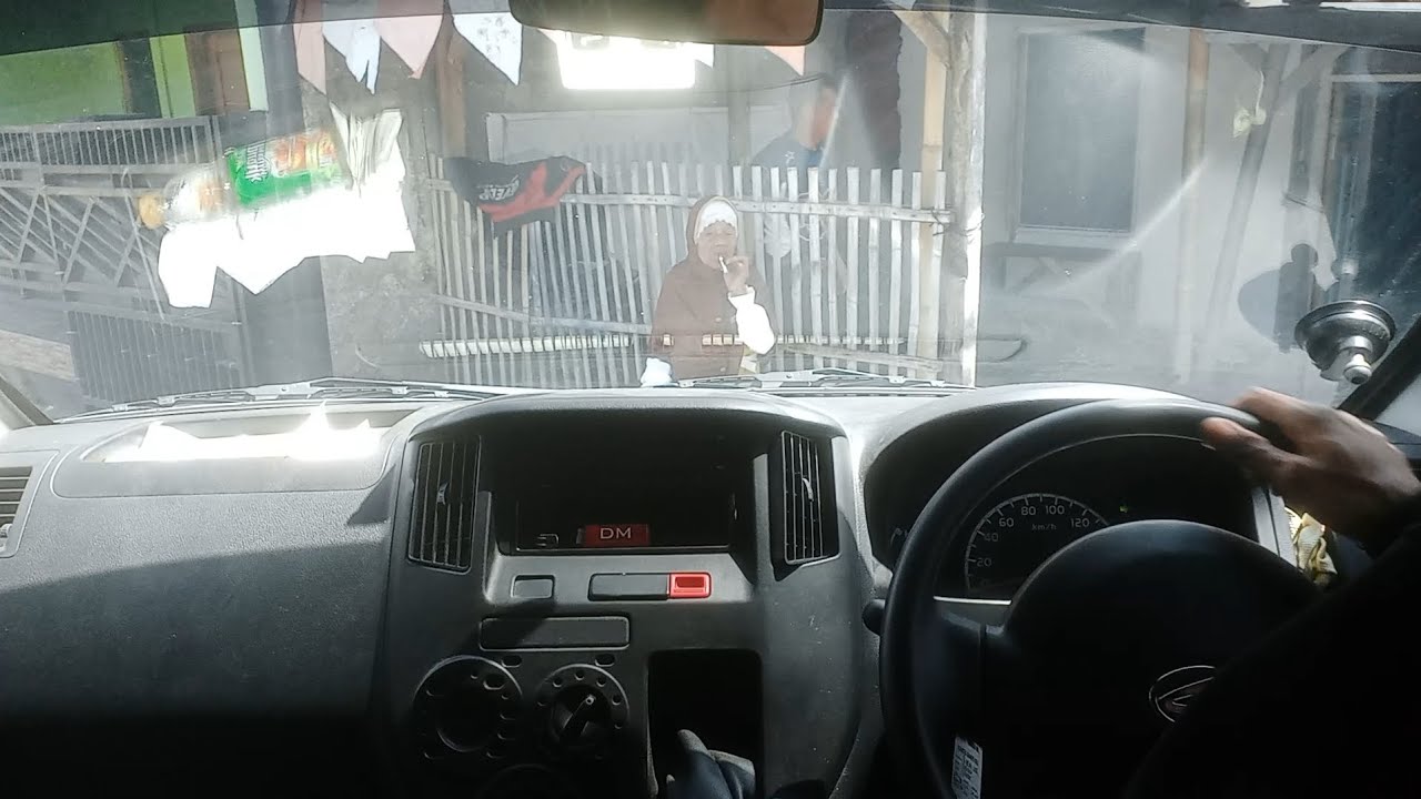 Tiap lewat pasti si nenek lagi ngudud.... Sehat terus neeek