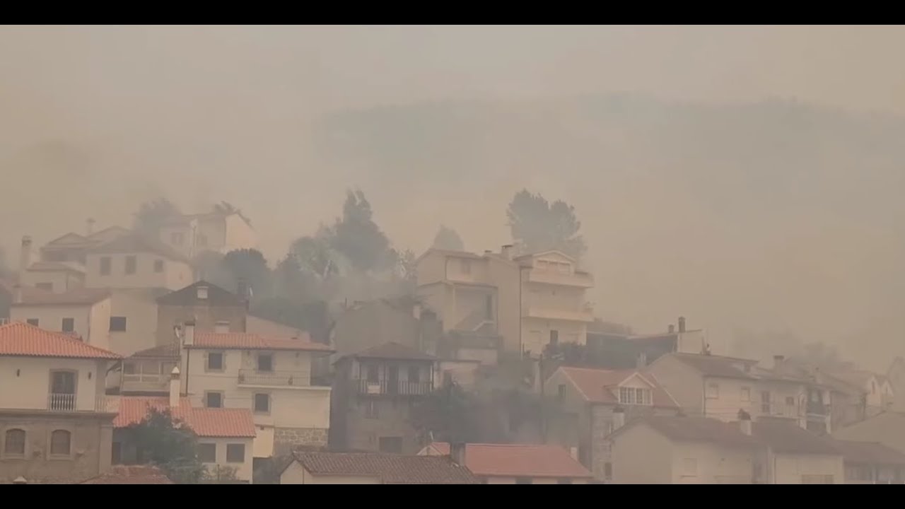FOGO AMEAÇA CASAS EM AVÔ