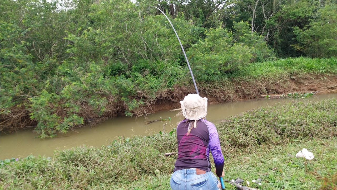 Pescaria caipira no grotão cheio de peixes.Ela garantiu o almoço.@Aventuras da Guria