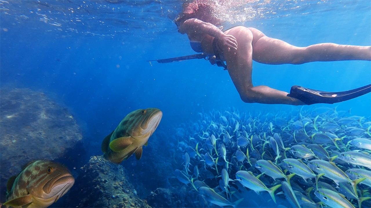 First Time SPEARFISHING! Successful PRIMITIVE ISLAND Catch Clean Cook!