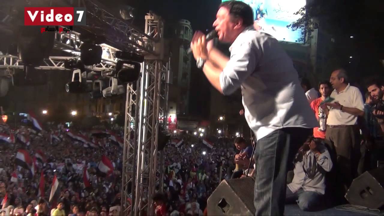 إيمان البحر درويش يشعل ميدان التحرير بأغنية مكتوب لى أغنى لك