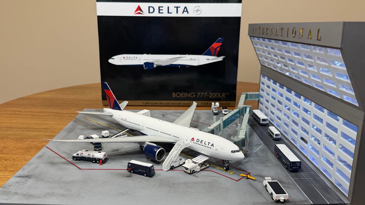 Распаковка/обзор модели самолета Gemini Jets Delta 777-200LR G2DAL625 в масштабе 1:200.