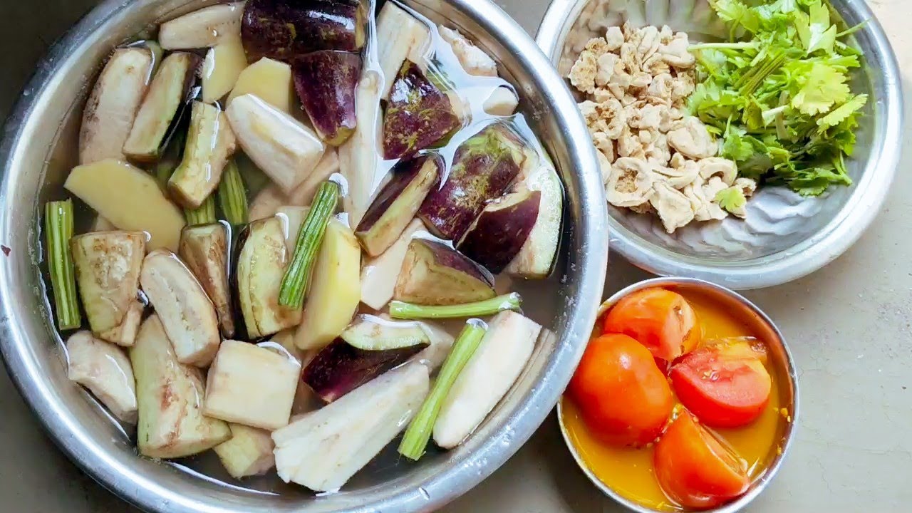 আলু বেগুন কাঁচকলা বড়ি দিয়ে সজনে ডাটার ঝোল এইভাবে রান্না করে খেয়ে দেখুন রেসিপিটা খুবই টেস্টি
