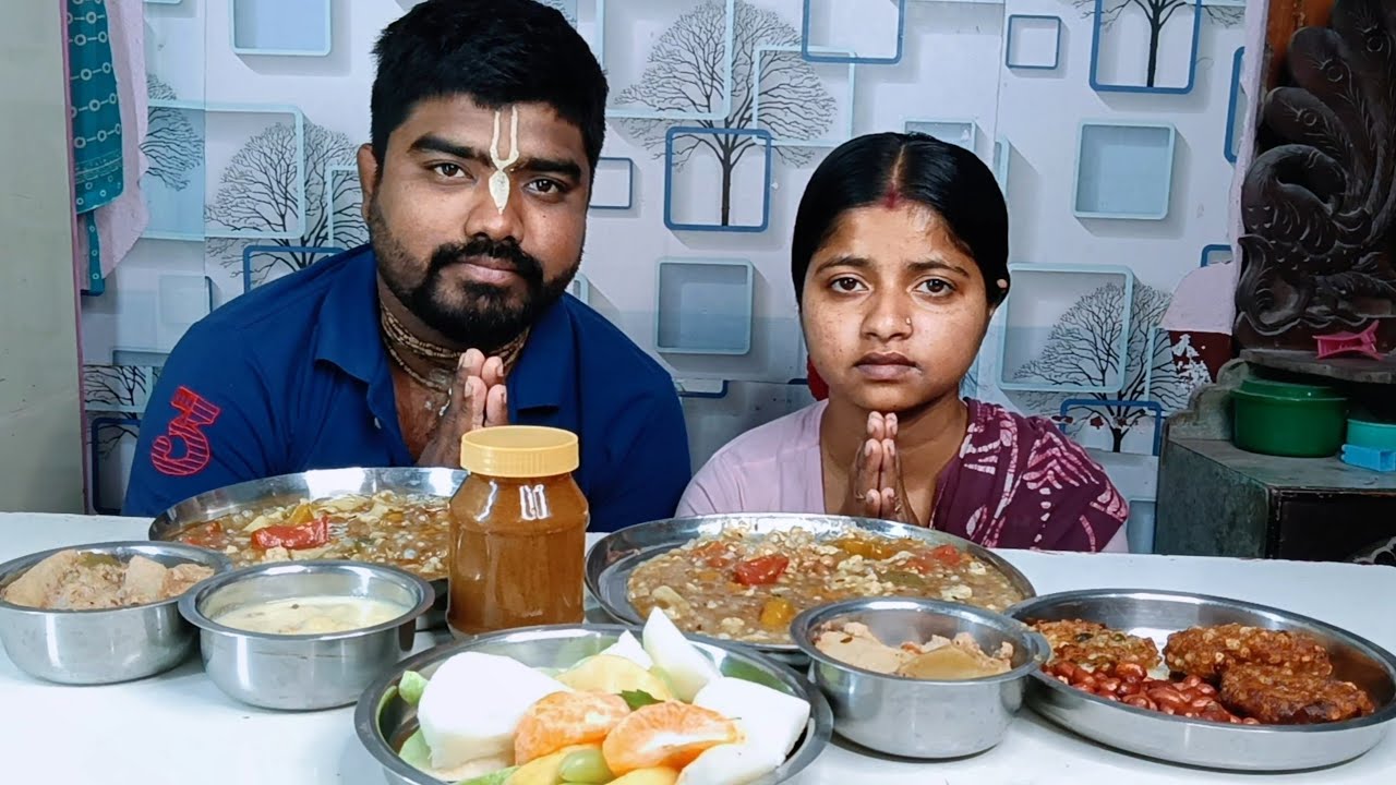 TODAY'S EATING SABOO KHICHDI SABOO BORA MIX CURRY APPLE PAYES FRUIT INDIAN EATING SHOW BENGALI VEG