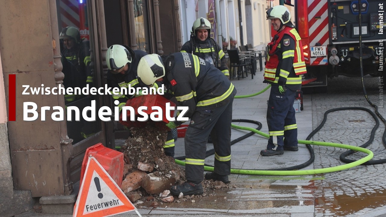 Brandeinsatz: Löscharbeiten in einer Zwischendecke eines historischen Geschäftsgebäudes in Enns