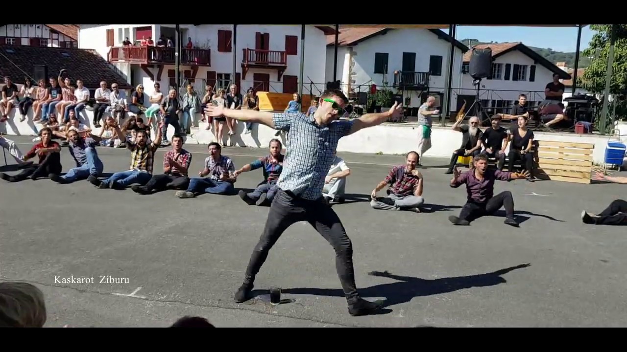 Tio Teronen Semeak  -  Danse du verre - Godalet Dantza - Sarako Bestak - Fêtes de Sare 2019