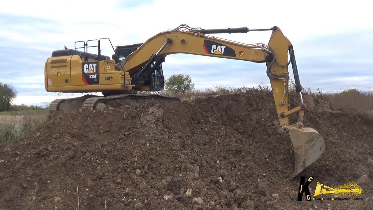 CATERPILLAR 326F EXCAVATOR Loading Topsoil on TRUCKS #caterpillar #heavyequipment #excavator #truck