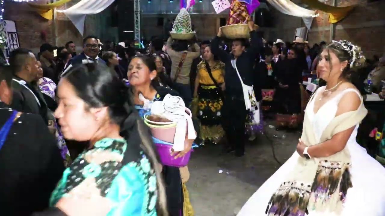Boda de Martín Agustín y Dulce Bravo en Tanaco Michoacán - 6 de 7