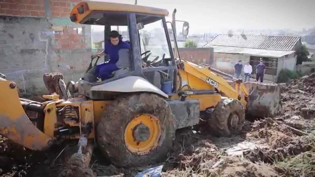 Retroescavadeira 3C - JCB