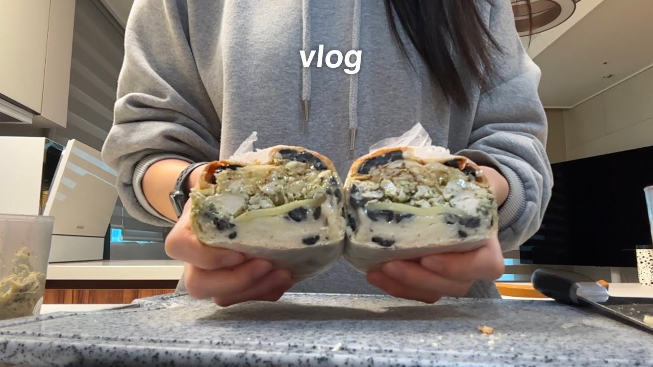 취미가 요가인 필라테스 강사 브이로그🧘🏻‍♀️ 평일에 클린식 하다 금요일엔 성인병 돼지파티🐽🐷 신년 목표인 독서 열심히 수행중..📖📚