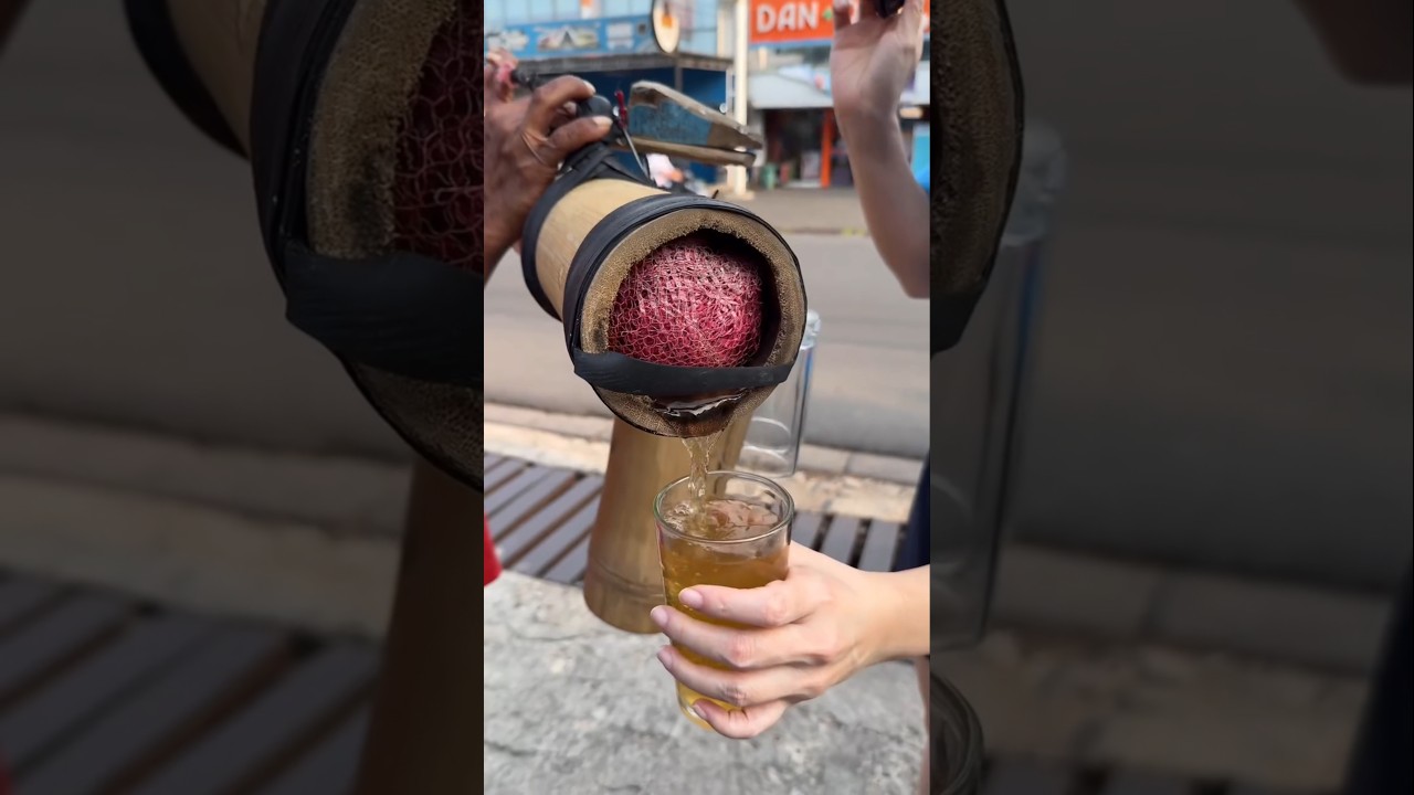 Minuman langka. Kalau di Jakarta ini jarang ada jadi waktu kelihatan langsung aja aku panggil 😄