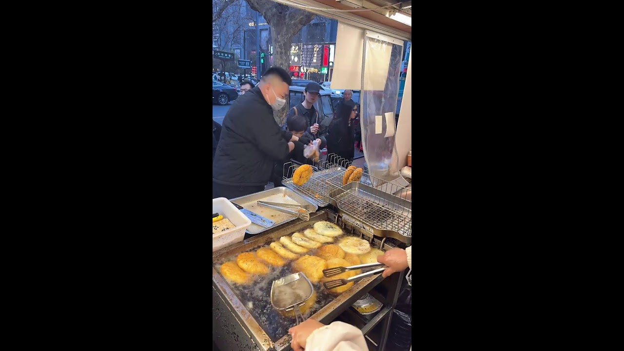Enjoying delicious food - 纵览美食直播