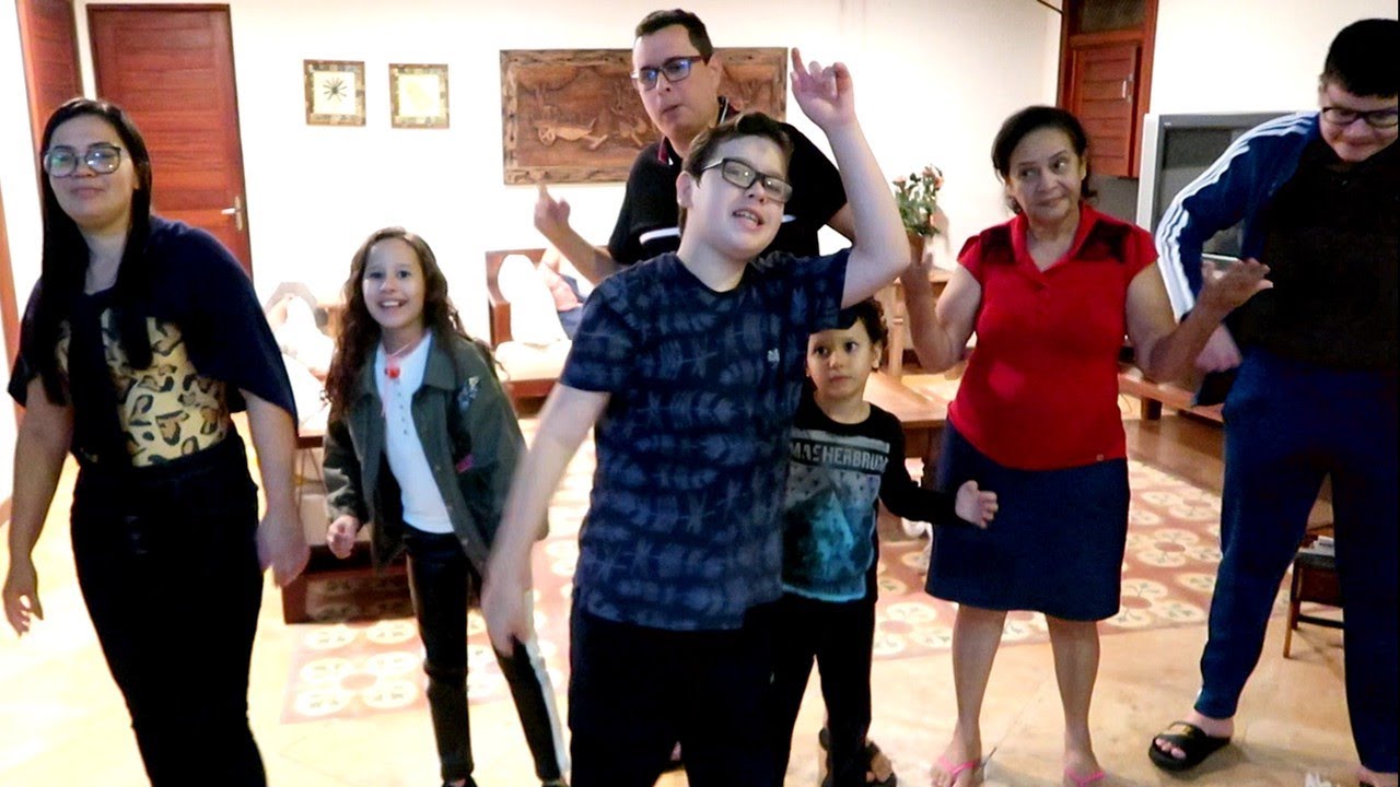 ESCONDE ESCONDE COM OS PRIMOS NA MANSÃO