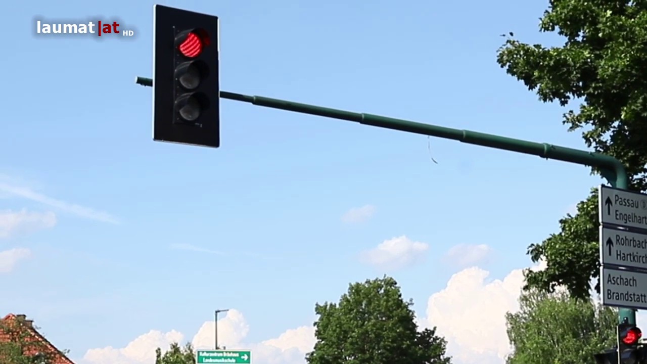 LKW streift in Eferding w&auml;hrend Ampelwartung einen Hubsteiger - Arbeiter aus Korb geschleudert