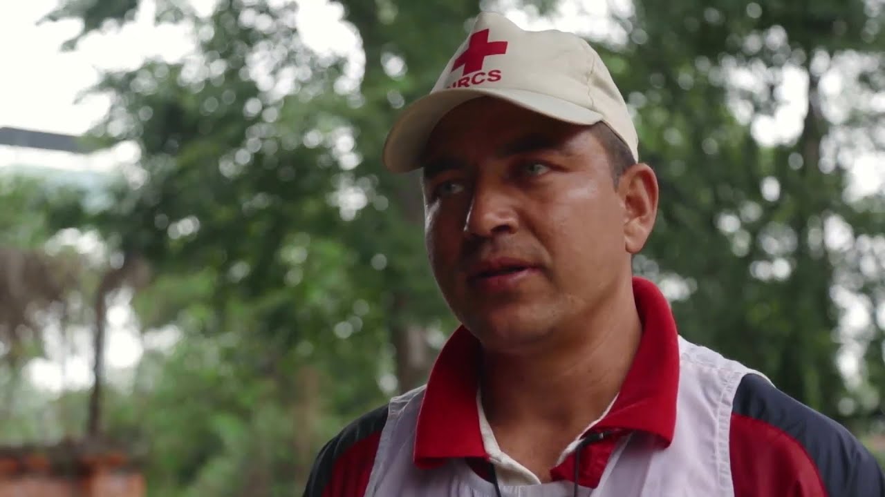 Lokal frivillig der selv var udsat for jordsk&aelig;lvet i Nepal