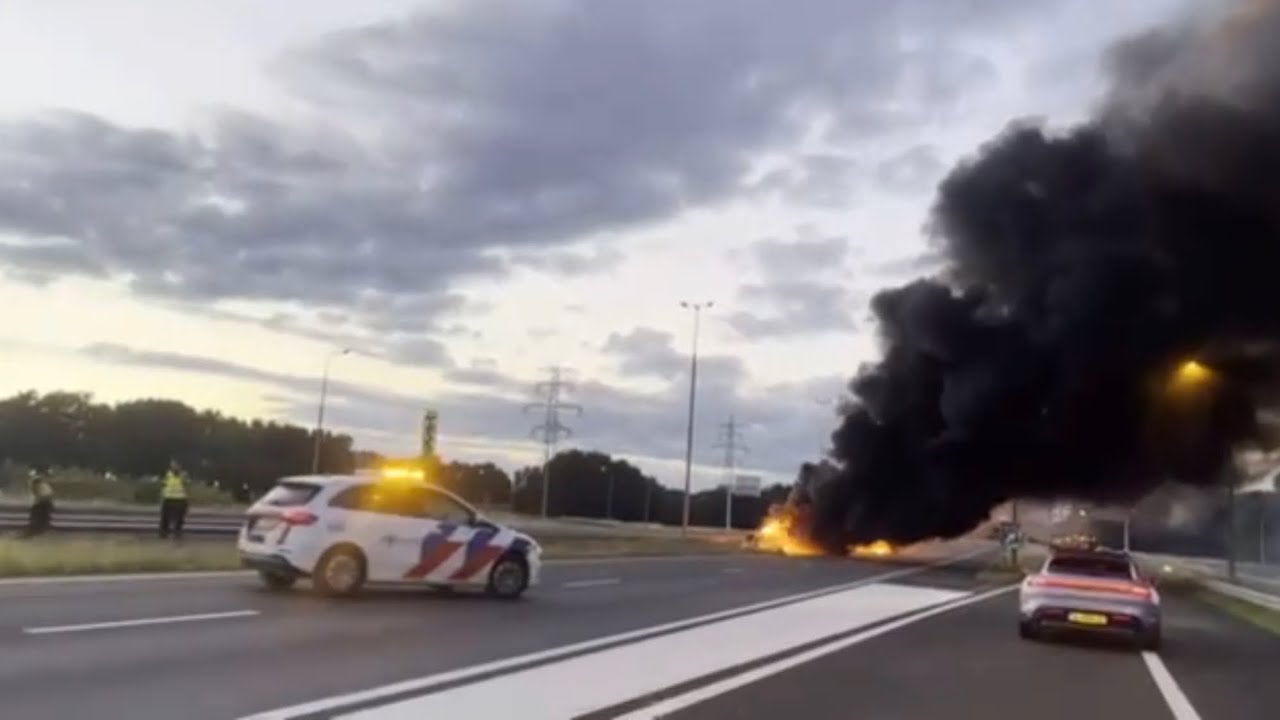 Boeren stichten enorme brand midden op de A50 bij Apeldoorn, weg dicht richting Zwolle