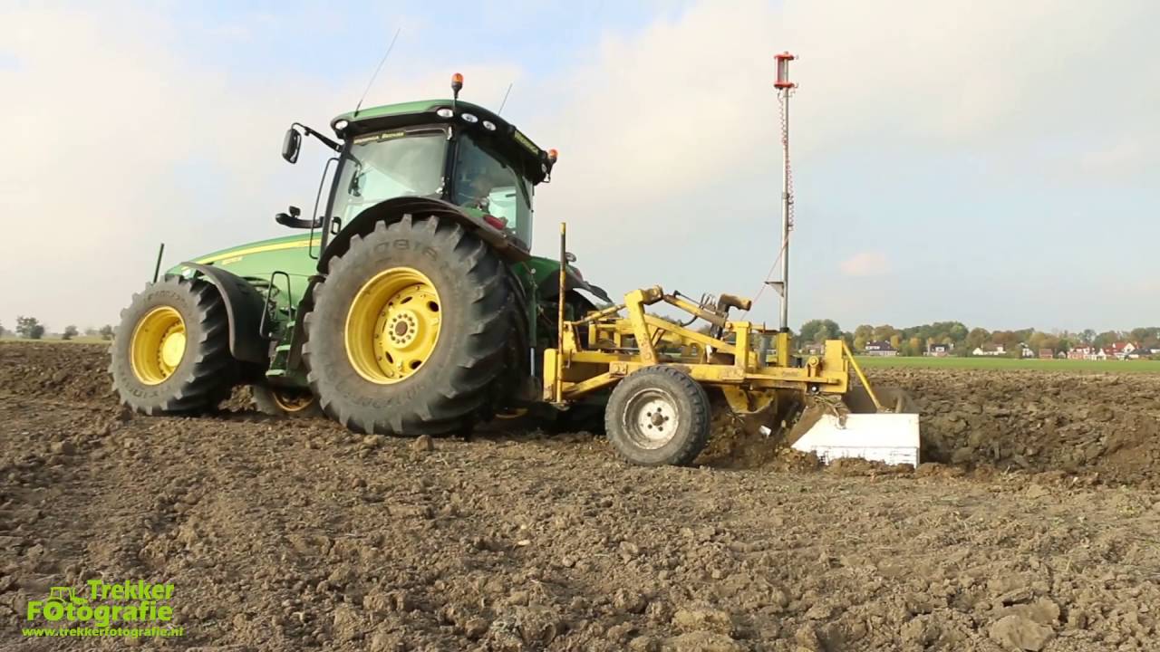 Bijker Rouveen en Wieringa Bedum aan het diepploegen en egaliseren