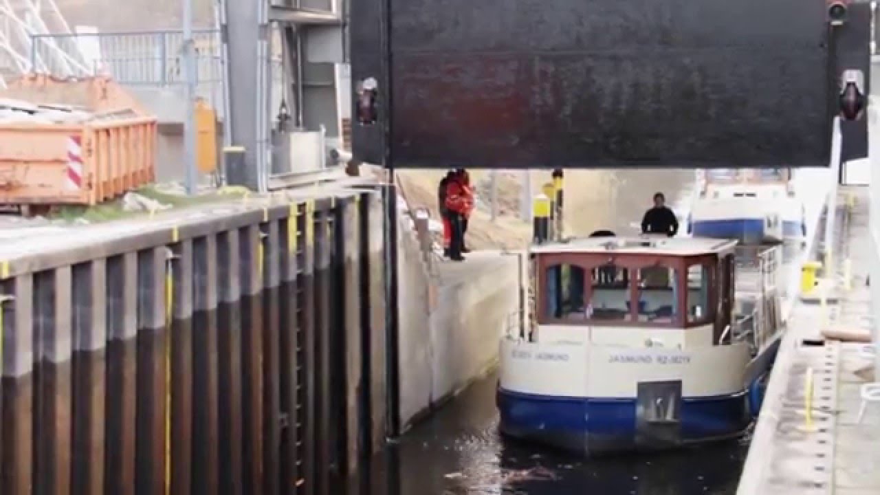 KUHNLE-TOURS Hausboot in der Schleuse Mirow